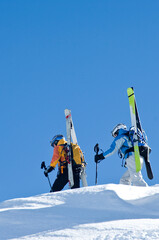 Aufstieg zum n&auml;chsten Freeride-Spot an einem sonnigen Wintertag