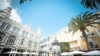 Altstadt von Vegueta Las Palmas auf Gran Canaria mit wunderschönen historischen Gebäuden und Monumenten in der Altstadt - obrazy, fototapety, plakaty
