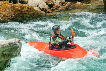 Souver&auml;n unterwegs im Kajak im Wildwasser