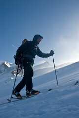 Anstrengender Aufstieg zur Wildspitze an einem stürmischen Wintertag
