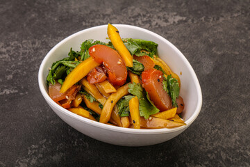 Salad with mango and chicken