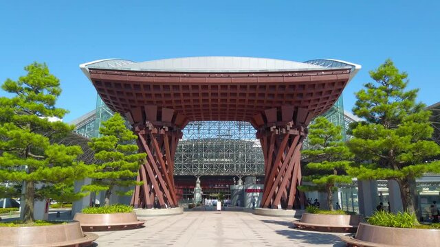 石川県金沢観光地 金沢駅と鳥居 鼓門 もてなしドーム