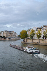 Fototapeta na wymiar Pèniche de tranport de marchandise sur la Seine à Paris