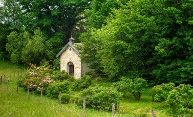 Fototapeta na wymiar Petite chapelle rurale à Nancray, Doubs, France
