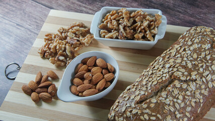 Barra de pan de semillas acompañado de nueces y almendras.