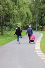 Ehepaar beim Spaziergagng. Eheleute im Park.