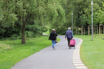 Ehepaar beim Spaziergagng. Eheleute im Park.
