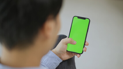 スマホを見るミドル男性（クロマキー）