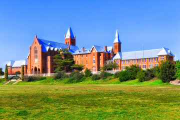 Bthrst st stan college side
