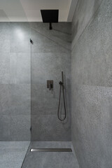 Simple and elegant shower in granite tiles