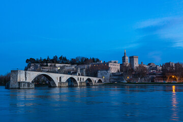 Naklejka premium フランス 夕暮れ時のアヴィニョンのサン・ベネゼ橋と後ろに見える城壁とノートルダム・デ・ドン大聖堂