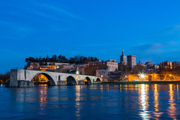 フランス　夕暮れ時のアヴィニョンのサン・ベネゼ橋と後ろに見える旧市街の城壁とノートルダム・デ・ドン大聖堂