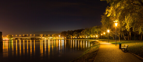 フランス　夜のアヴィニョンのローヌ川と川沿いのプロムナード