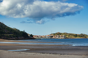 Vista de la localidad de O Pindo desde la playa de Ezaro, A Coruña, Galicia, España.