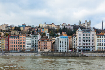 Obraz premium フランス リヨンのソーヌ川沿い街並みとフルヴィエールの丘