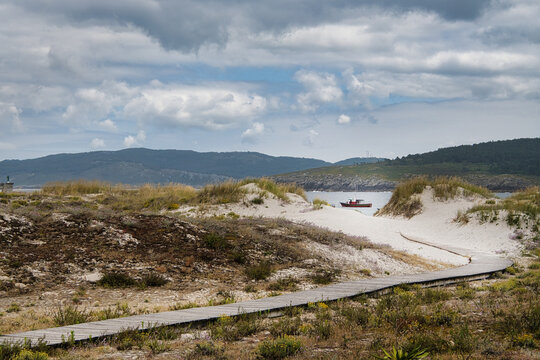 Camino hacia la playa, dunas naturales de Laxe, A Coruña, Galicia, España.