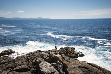 Pescadores con caña en la costa de la muerte, A Coruña, Galicia, España.
