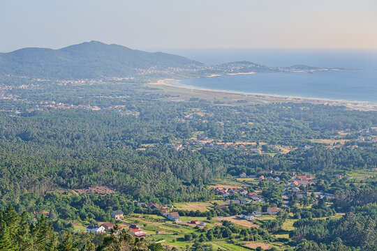 Vista panor&aacute;mica desde el mirador de Louredo donde se ve la extensa playa de Carnota. Galicia. Provincia de A Coru&ntilde;a, Espa&ntilde;a.