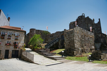 Fototapeta na wymiar Vista de calles junto al castillo en Ribadavia. provincia de Orense, Galicia. España.