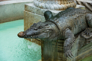 フランス　ニームの旧市街にある噴水のワニの像