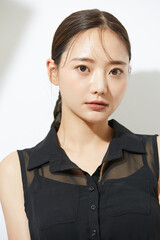 黒いドレスを着た若い女性のビューティーポートレート
