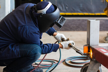 Metal workers use manual labor. Technicians use steel cutting tools to cut steel. The worker uses...