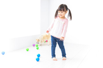 犬と一緒に遊ぶ子ども