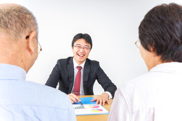 Obraz premium 高齢者夫婦と営業マン