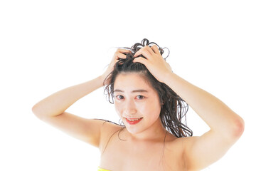 Fototapeta premium ベッドでリラックスをする若い女性