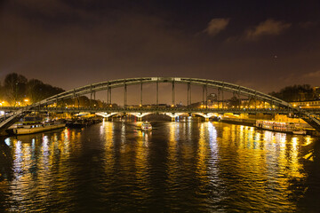 Fototapeta na wymiar フランス　パリのセーヌ川の夜景