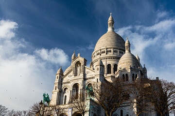 フランス　パリのモンマルトルの丘に建つサクレ・クール寺院
