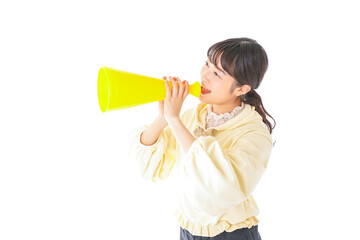 応援をする若い女性