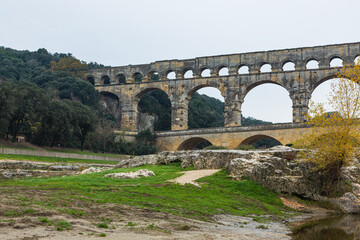 Fototapeta premium フランス ガルドン川に架かる水道橋、ポン・デュ・ガール