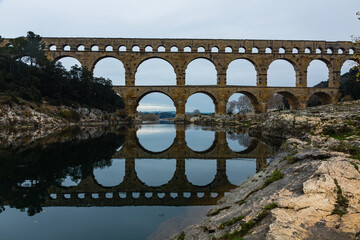 Fototapeta premium フランス ガルドン川に架かる世界遺産の水道橋、ポン・デュ・ガール