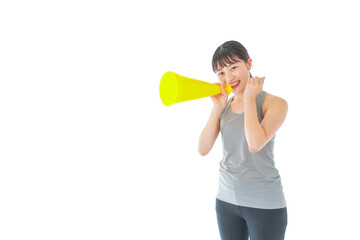 スポーツの応援をする若い女性