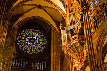 フランス　ストラスブールのノートルダム大聖堂の聖堂内からのバラ窓 - obrazy, fototapety, plakaty