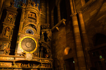 フランス　ストラスブールのノートルダム大聖堂の聖堂内のからくり時計 - obrazy, fototapety, plakaty
