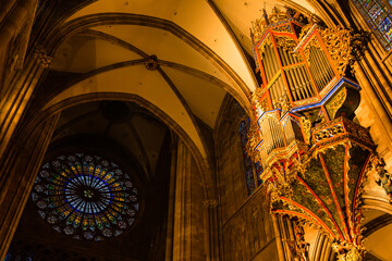 フランス　ストラスブールのノートルダム大聖堂の聖堂内 - obrazy, fototapety, plakaty