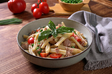 pasta fredda con tonno piselli e pomodori freschi