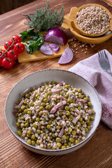 inslata di farro o orzo con piselli e bacon