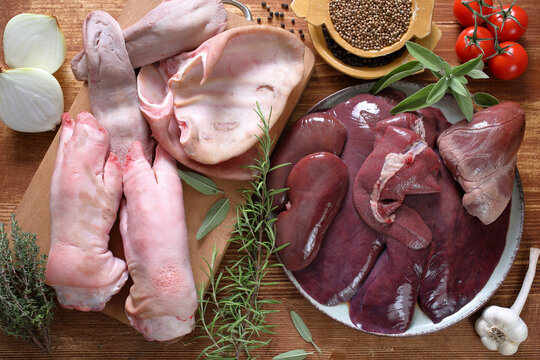 carne cruda assortita frattaglie di maiale