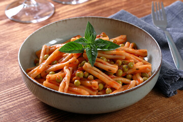 pasta con salsa di pomodoro e piselli