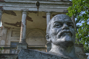 Lenin's bust near the estate in Linovo (Internatsionalny)