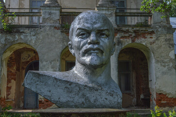 Obraz premium Lenin's bust near the estate in Linovo (Internatsionalny)