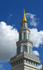 Fototapeta na wymiar Minaret of Moscow Cathedral Mosque on Olimpiysky Avenue