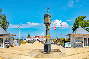 Usedom-eiland in de Oostzee, aanlegsteiger voor schepen op de Heringsdorf-pier, openbare klok, staande klok