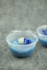 Kao Niaw Piak Lumyai, sticky rice with longan mix with butterfly pea juice and decoration with butterfly pea