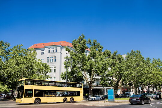 berlin, deutschland - kurf&uuml;rstendamm mit baumallee