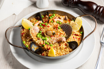 porcion de paella con mariscos y arroz