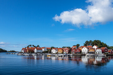 Blick auf das Dorf Furuholmen in Norwegen